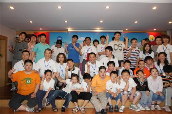 “日本志愿者與盧灣區(qū)輔讀學校師生合影”